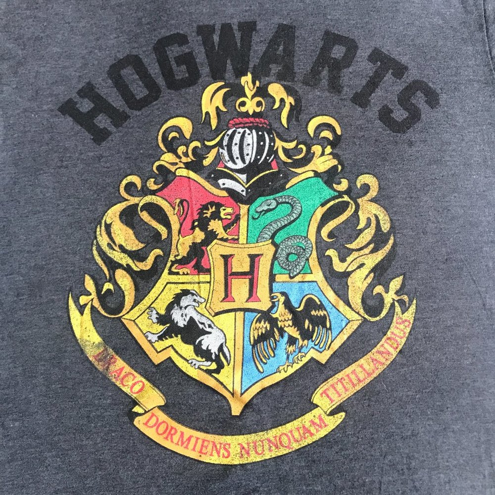 ๐งฟ 3 for $33 ๐งฟ UNISEX M - Harry Potter Hogwarts Crest Graphic T-Shirt โ Grey